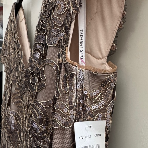 NEW Tadashi Shoji Metallic Lace Elegant Gown - Picture 4 of 16